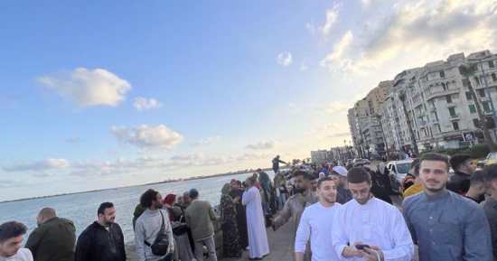 سيلفى وبالونات وأجواء احتفالية على كورنيش الإسكندرية بعد صلاة العيد.. صور