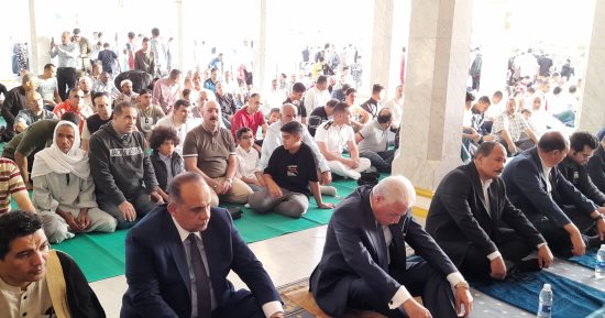 محافظ جنوب سيناء يؤدى صلاة عيد الفطر بساحة مسجد السلام بشرم الشيخ.. صور