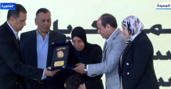 الرئيس السيسى يشاهد فيلما تسجيليا عن "العيدية فى مصر" خلال احتفال العيد.. ويكرم أسر شهداء الجيش والشرطة.. وحمادة هلال يقدم فقرة غنائية.. والرئيس يشاهد أوبريت الليلة الكبيرة وفقرة فنية لكورال دار الأوبرا المصرية
