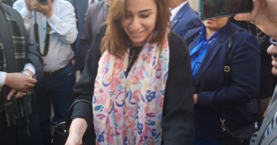 نائب محافظ البحيرة توزع الحلوى بعد أداء صلاة عيد الفطر بمسجد التوبة بدمنهور..صور