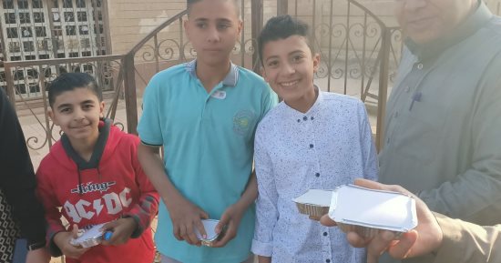 توزيع بلالين أرز بلبن على الأطفال فى المنوفية عقب الانتهاء من صلاة عيد الفطر