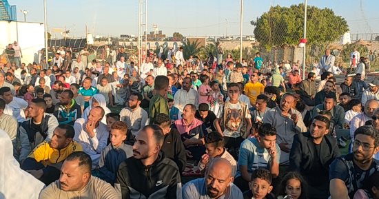 صلاة العيد فى كل شبر بمصر.. الآباء يصطحبون أبنائهم للصلاة فى الساحات والمساجد الكبرى.. فرحة الأطفال بالعيد تغطى شوارع المحروسة.. والمحافظون يشاركون الأهالى فرحة العيد بأداء الصلاة معهم وتقديم التهنئة.. صور