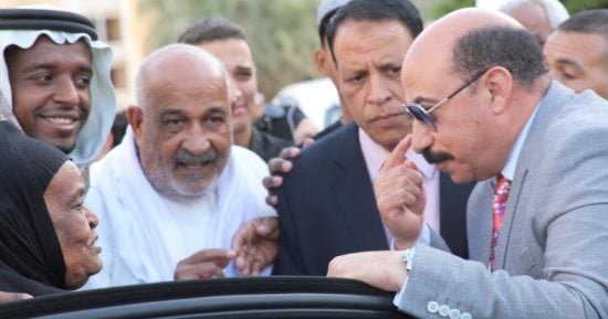محافظ أسوان يوزع العيدية والهدايا على الأطفال.. صور