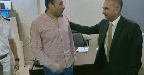 رئيس مركز الداخلة يطمئن على المرضى ويقدم التهنئة لهم بحلول عيد الفطر.. صور 