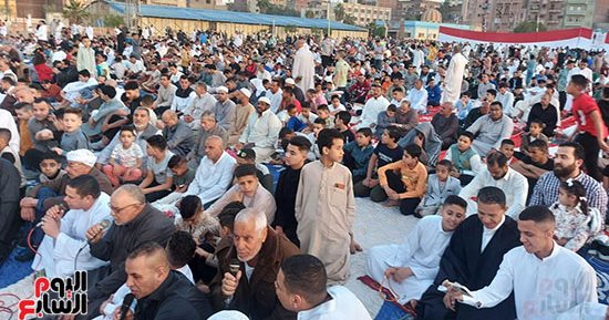 آلاف المصلين يؤدون صلاة عيد الفطر بالقنطرة غرب بالإسماعيلية.. صور