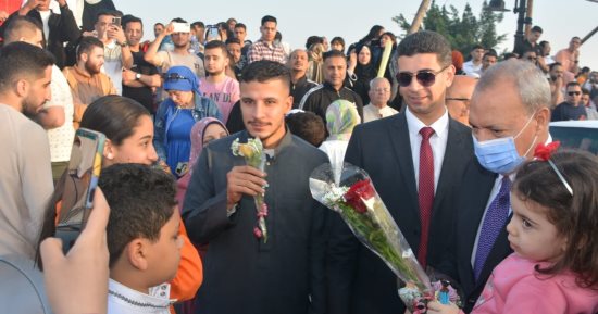 محافظ القليوبية يوزع الورود ويلتقط الصور التذكارية مع المواطنين بعد صلاة العيد.. صور