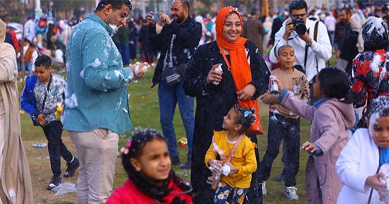 اللعب بالفوم.. أهالى مصر الجديدة يرسمون البهجة على الوجوه احتفالا بالعيد