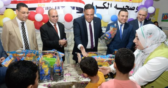 محافظ الدقهلية يزور المرضى والأيتام للاطمئنان والتهنئة بعيد الفطر.. صور 