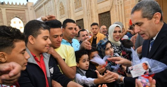 محافظ الغربية يوزع الهدايا على الأطفال بعد صلاة العيد بالسيد البدوى.. صور