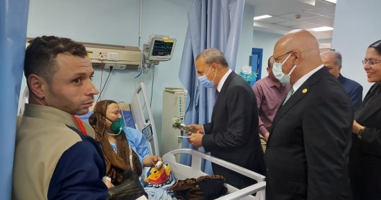 محافظ القليوبية يتفقد مستشفيا بنها الجامعى والتعليمى لزيارة المرضى وتوزيع هدايا