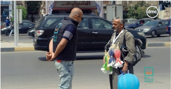 التليفزيون هذا المساء.. "حياة كريمة" تهدي بائع بلالين 10 آلاف جنيه