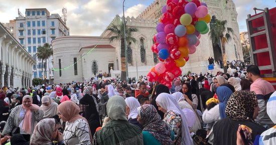 العيد فرحة.. المصريون يعبرون عن فرحتهم بالعيد.. زفة نوبى وزغاريد بأسوان.. ألعاب ترفيهية وتنورة وتطاير البلالين فوق أسطح العمارات.. سيلفى وأغانى على كورنيش الإسكندرية..و"حياة كريمة" توزع هدايا على الأطفال.. صور