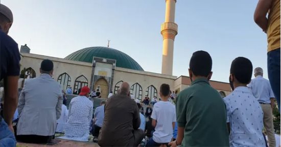 أكثر من 50 ألف مسلم يؤدون صلاة عيد الفطر في المركز الإسلامي بفيينا