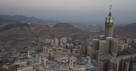 ضيوف الرحمن يؤدون صلاة عيد الفطر بالمسجد الحرام