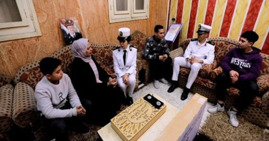 الداخلية تسلم هدايا الرئيس السيسي لأسر الشهداء فى عيد الفطر.. فيديو