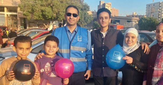 "حياة كريمة" بالفيوم توزع الشيكولاتة والحلوى على الأطفال