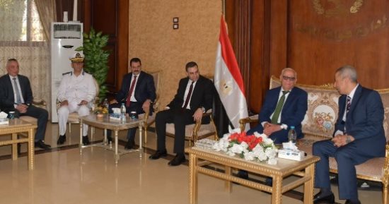 محافظ بورسعيد يزور قوات الأمن فى أول أيام العيد ويقدم التهنئة للضباط والجنود