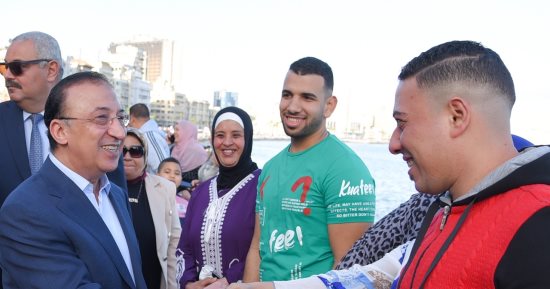 جولة لمحافظ الإسكندرية لتهنئة الأهالى فى أول أيام عيد الفطر .. صور