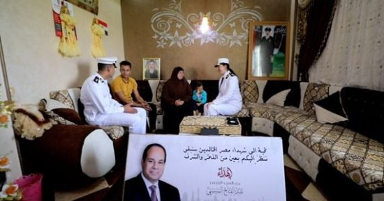 هدية الرئيس السيسي ترسم البسمة على وجوه أسر الشهداء فى عيد الفطر.. الداخلية توزع الهدايا على أبناء الأبطال.. والأهالى يشكرون الرئيس.. ويؤكدون: مصر لا تنسى أبناءها المخلصين وفخورين بتضحياتهم ولن ننساهم طول العمر