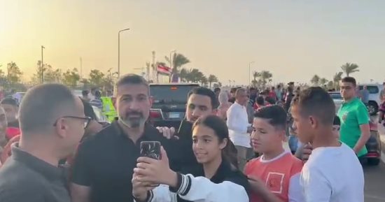 التفاف الجمهور حول ياسر جلال بعد صلاة العيد في شرم الشيخ