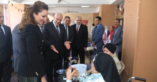 محافظ الجيزة يتفقد دور الأيتام والمسنين والمرضى ويقدم لهم الهدايا.. صور 