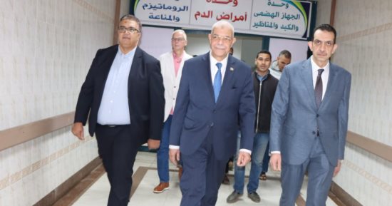 رئيـس جامعـة المنوفيـة يتفقد مستشفيـات الجامعة ويهنئ الأطقـم الطبيـة بالعيد