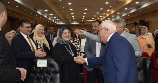 محافظ بورسعيد يشيد بروح الإخوة والمحبة بين أبناء الوطن.. صور