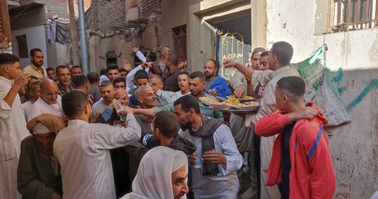 حلويات وفاكهة أمام كل منزل.. أشهر طرق الاحتفال بالعيد فى عزبة نجيب ببنى سويف