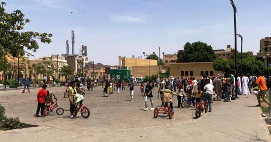 المواطنون يحتفلون فى ثانى أيام العيد داخل 40 حديقة ومتنزه بأسوان.. صور