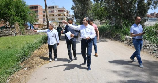 محافظ الغربية يواصل جولاته الميدانية ويتفقد الطرق المقترح رصفها في بسيون