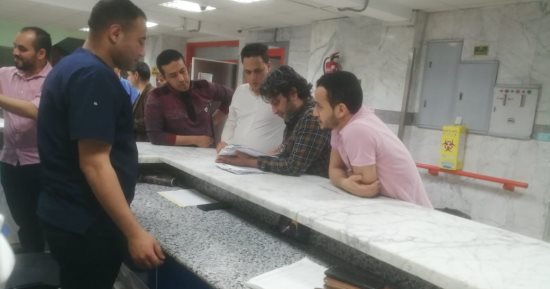 مدير فرع "التأمين الصحى" ببنى سويف يتفقد العمل بمستشفى الهيئة ويهنئ المرضى بالعيد