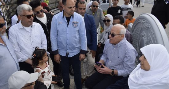 محافظ بورسعيد يتفقد الممشى السياحى وسط فرحة المواطنين بعيد الفطر