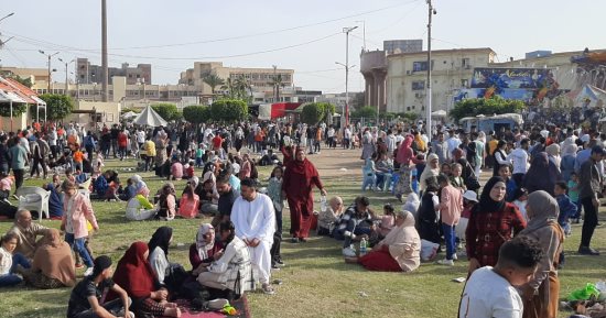 زحام شديد وإقبال غير مسبوق على حديقتى صنعاء والحيوان بكفر الشيخ.. صور
