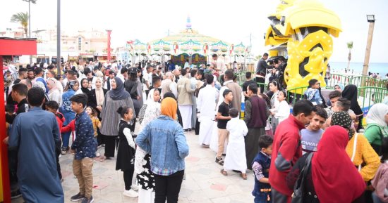 إقبال كبير من أهالى مطروح على الكورنيش والحدائق فى ثانى أيام العيد.. صور