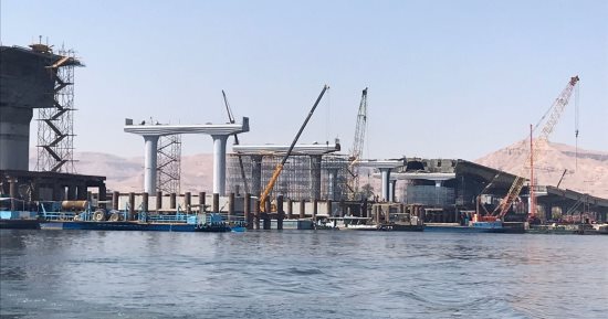 محور سمير فرج شمال الأقصر مشروع قومى لربط الصحراوى الشرقى بالغربى.. محافظ الأقصر: المحور يساهم فى خدمة حركة السياحة والباصات القادمة من الغردقة لسرعة وصولها لمقابر ومعابد البر الغربى.. ويضم 10 كبارٍ علوية.. صور