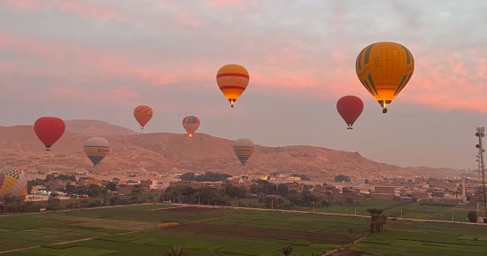 إلغاء تحليق رحلات البالون الطائر غرب الأقصر لسوء حالة الطقس صباحاً