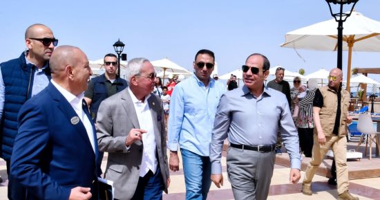 الرئيس السيسى يجرى جولة تفقدية فى مدينة الجلالة.. الجولة شملت مناطق المنتجعات والكورنيش والنصب التذكارى.. الرئيس يلتقى العاملين بالمشروعات ويهنئهم بعيد الفطر المبارك.. ومواطنون يشيدون بالمجهودات