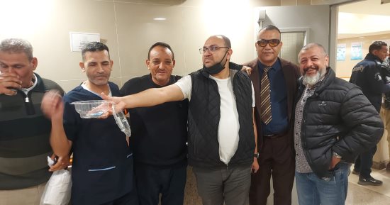 مدير الرعايات المركزة بالإسماعيلية يوزع حلوى العيد على المرضى