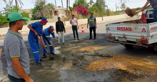 إصلاح هبوط أرضى بطريق الإسماعيلية بورسعيد بالكيلو 17 بالقنطرة غرب