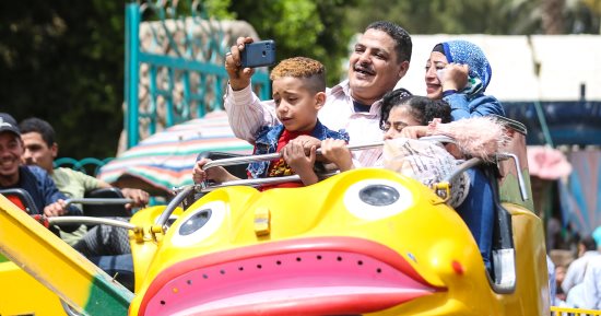 ملاهى حديقة الحيوان ترسم البهجة على وجوه الأطفال والكبار فى عيد الفطر
