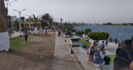 كورنيش المنيا يتجمل بالزائرين فى ثالث أيام العيد.. صور