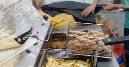 ضبط ربع طن مصنعات لحوم ودواجن منتهية الصلاحية داخل مطعم بالإسماعيلية.. صور