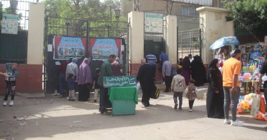توزيع أكياس قمامة مجانا على رواد الحدائق والمتنزهات بالجيزة.. صور