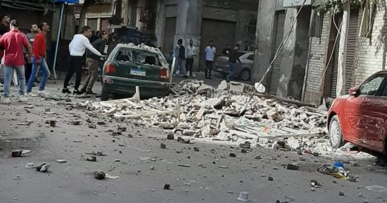 سقوط أجزاء من عقار قديم بالإسكندرية يتسبب فى تحطم سيارة