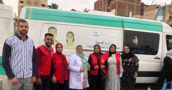 إقبال المواطنين على القوافل والعيادات المتنقلة بالحدائق فى الإسماعيلية.. صور