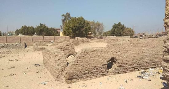 حصن دفاعى فى الحروب.. قلعة شيخ العرب بفرشوط فى قنا من شواهد حقبة أمير الصعيد.. بنيت من الطوب اللبن ومساحة المبنى الرئيسى 2000 متر ودفنت أجزاء منها تحت الرمال.. والمسجد شاهد على مقاومة المماليك والفرنسيين.. صور