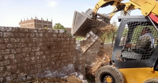 مدينة الزينية بالأقصر تزيل تعديات على أملاك الدولة فى أيام العيد.. صور