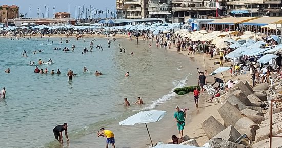 توافد المواطنين على شواطئ الإسكندرية فى اليوم الثالث لعيد الفطر.. إقبال ملحوظ على الشواطئ الشرقية مع تحسن الأحوال الجوية.. و"السياحة والمصايف": حملات رقابية يومية لمنع استغلال المواطنين وفرض إكراميات.. صور 