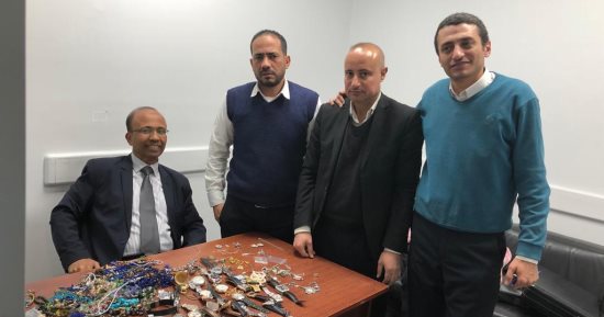 ضبط راكب بحوزته كمية كبيرة من الساعات والأحجار الكريمة والمشغولات المرصعة بالألماس
