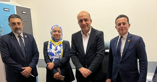 جمارك المطار تضبط موظفا حاول تهريب 51 جهاز آيفون